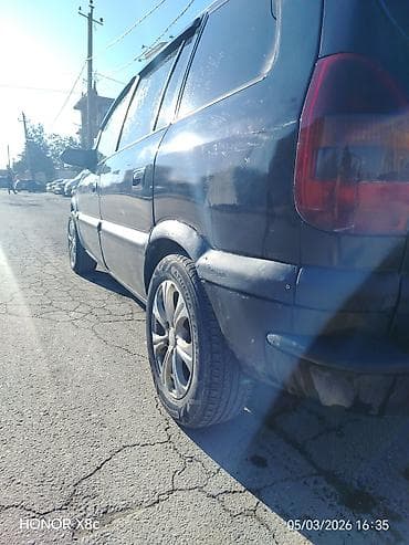 Model: Opel Zafira (I nəsil) – qara rəngli, 5 qapılı kompakt miniven