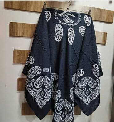 женские красные шарфы: Kəlağayılar. Bu kəlağayıların içi boş K hərfi ilə yazılıdı. Materialı — 11