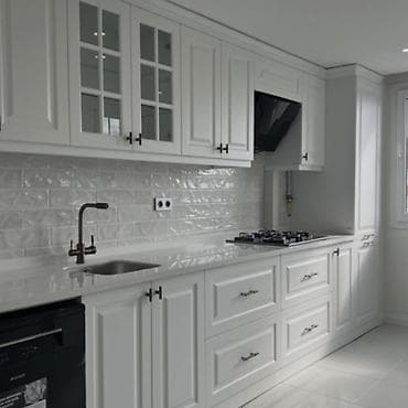 daewoo kombi: Ağ klassik üslubda mətbəx mebeli dəsti - Dizayn: Şpon/panel önlüklər — 3