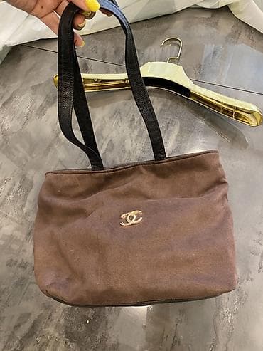 Сумки: Chanel tote çantası – qəhvəyi süet gövdə, qara dəri qolbaqlar və ön — 5