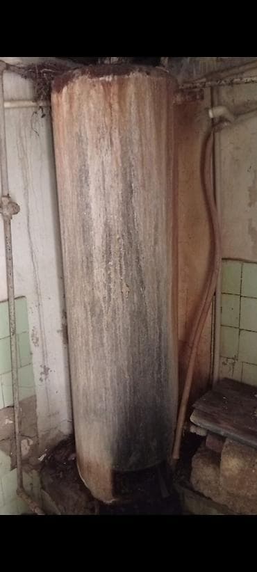 бак для нагрева воды: Məişət üçün köhnə tip şəbəkə suyu ilə işləyən şaquli su qızdırıcısı — 1