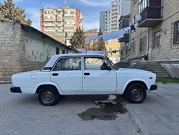 aftamabilər: VAZ 2107 sedan – klassik ağ rəngdə, 4 qapılı kuzov. Texniki — 4