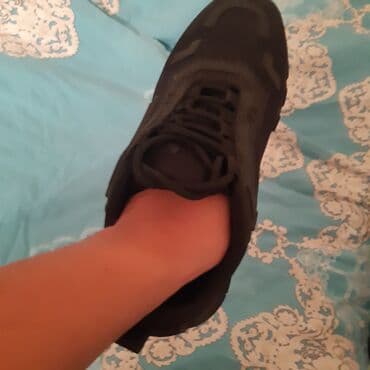 qaqa stili: Prada kişi krossovkası – tam qara rəngdə, iri protektorlu qalın rezin — 3