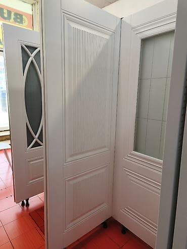 kabin: Ağ rəngli interyer qapıları - Klassik zolaqlı və relyefli panelli — 1