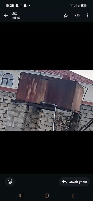 Metal su çəni — kvadrat formalı, böyük həcmli. - Material: qalın metal