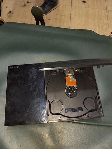 PlayStation 2 (PS2) komplekti - Konsol: Sony PlayStation 2 Slim (üst — 2