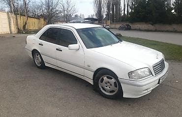 Mercedes-Benz C-Class sedan - Kuzov: ağ rəngli 4 qapılı sedan