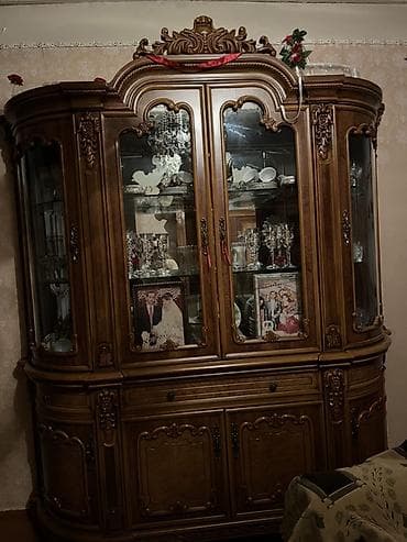 salon mebelləri: Klassik qonaq otağı mebel dəsti - Vitrin: Təntənəli oyma detallı, qoz — 1