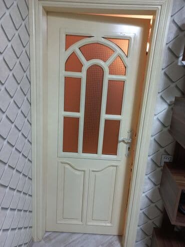 ev qaplsl: Ağ rəngdə, şüşəli daxili otaq qapısı. Qapının yuxarı hissəsində — 8