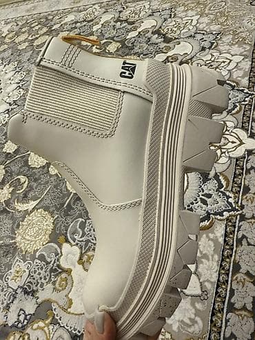 snikers botinkalar: CAT brendi, bej rəngdə Chelsea tipli qadın/uni-seks bot - Model: yan — 2