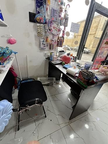 vitrin dolab: Masa 55 azn Divar setkalari her biri 10 azn Ayaqli setka 35 azn Sebet — 1