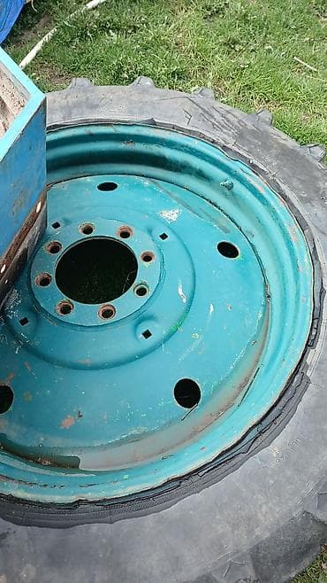 Traktor arxa təkəri və diski - Ölç13-38 (şinin üzərində qeyd var) -