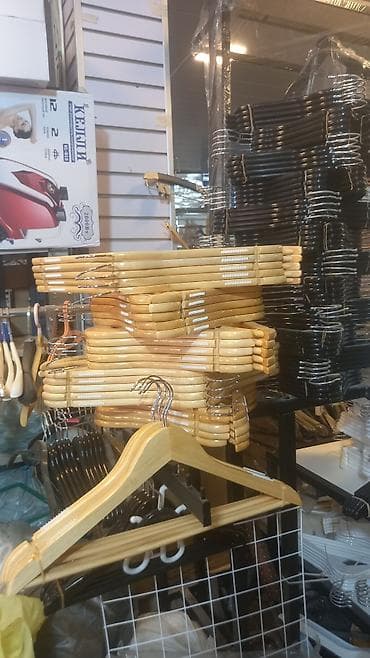 Rəf vitrinləri: Geyim asılqanları – geniş seçim - Materiallar: ağac, plastik, metal — 3