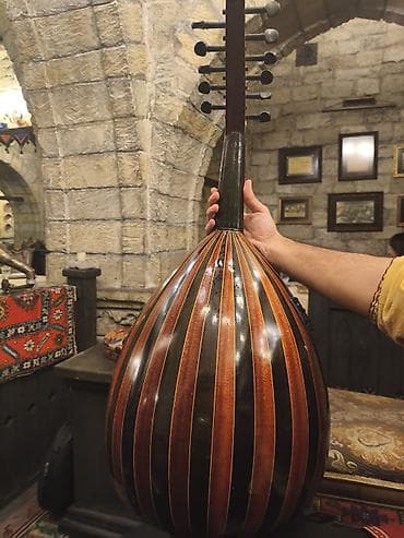gitara sim: Ud – Şərq simli musiqi aləti Xüsusiyyətlər: - Korpus: çoxzolaqlı — 2