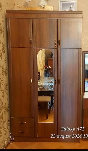 yataq dolab: 3 qapılı, Güzgülü, Qəhvəyi, Taxta, Açılan, Düz dolab — 1