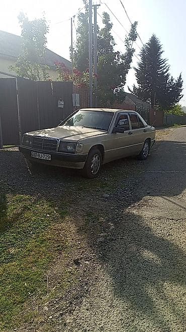 24 maşın: Mercedes-Benz 190E sedan - Korpus: 4 qapılı sedan, bej rəng - Model — 1