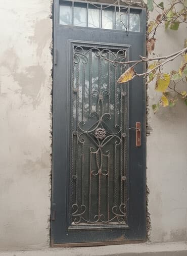 dəmir barmaqliq: Metall qapı – dekorativ dəmir barmaqlıqlı - Material: qalın metal — 1