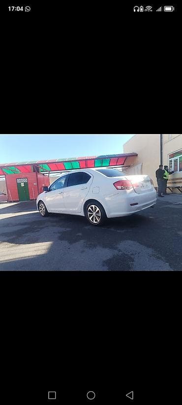 Ağ rəngli sedan avtomobil Xüsusiyyətlər: - 4 qapılı sedan kuzov - Ağ