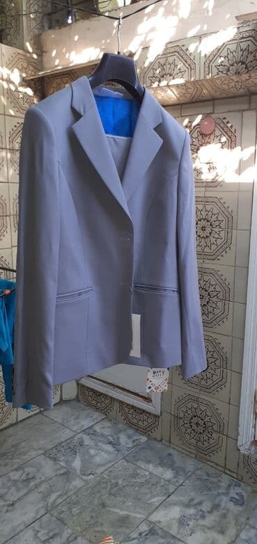 Xanim ucun kastyum 40 razmerdi tezedi yarliki ustundedi bahali maldi