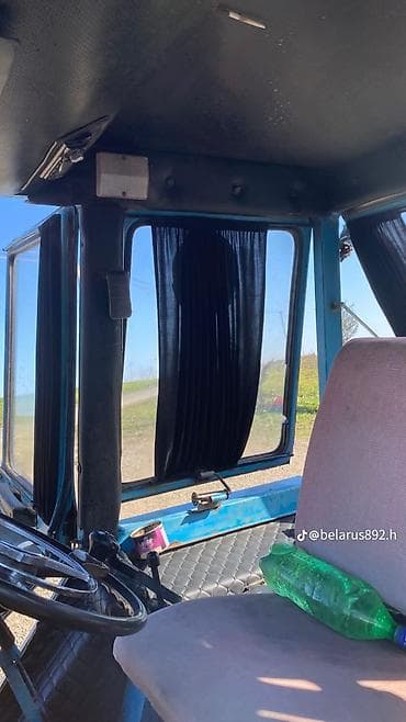 masin salonu: Belarus MTZ traktoru - Rəng: mavi, kabinli versiya - Ön və arxa iri — 6