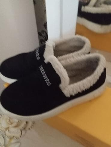 Tərliklər: Qadın/kişi üçün isti ev tuflisi - Rəng: qara üst, ağ/zərif krem tüklü — 2