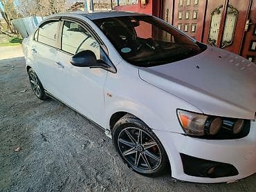 sukan satisi: Chevrolet Aveo sedan – ağ rəng, kompakt və iqtisadi şəhər avtomobili — 3