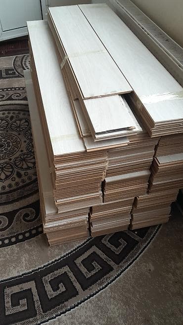 laminatın vurulması: Açıq ağ-aşqarı tonlarda, ağac teksturalı laminat döşəmə taxtaları. - — 1