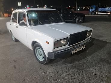 VAZ 2107 sedan - Kuzov: ağ rəng, 4 qapı, klassik künc formalar, xrom