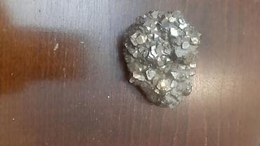 Metalik parıltılı kristal qaya nümunəsi - Rəng: gümüşü-boz, güclü — 2