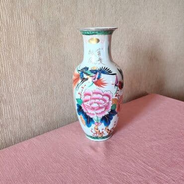 ваза красная: Çin güldani. Xalis farfor. 

Натуральная ваза ручной работы. Фарфор — 2