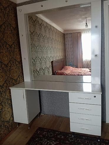 İşlənmiş, Makiyaj üçün masa, Güzgülü