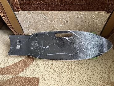 Kruizer tipli skeytbord - Gövdə: qara mərmər naxışlı, üst hissədə