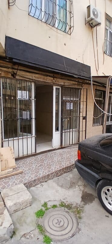 qeyri yaşayış obyektləri: Xirdalanda suret qatarina,avtobus dayanacagina yaxin at heykeli — 3