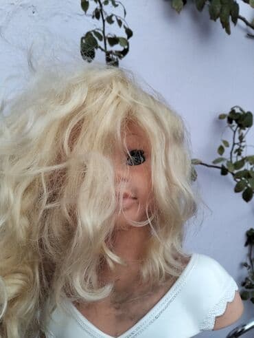 əşyaların alışı: Gəlincik başı uzun sarı saçlara və mavi gözlərə malikdir. Bu — 3