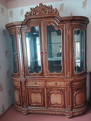 palata sekilleri: Klassik üslubda salon mebel dəsti Tərkib: - Şüşəli vitrin-bufet — 2