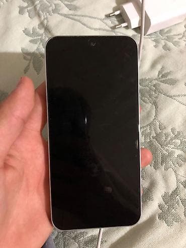 Satılır: Android smartfon Xüsusiyyətlər: - Ön paneldə mərkəzi dairəvi