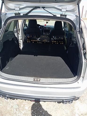 san disk: Ford Focus Wagon – gümüşü rəng, universał kuzov Xüsusiyyətlər: - — 8