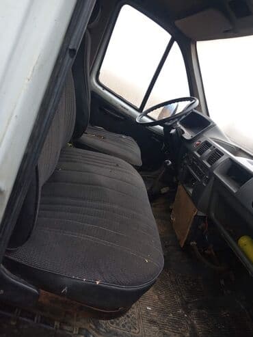 Yükdaşıma üçün kiçik tonnajlı yük avtomobili - Kuzov: taxta bortlu