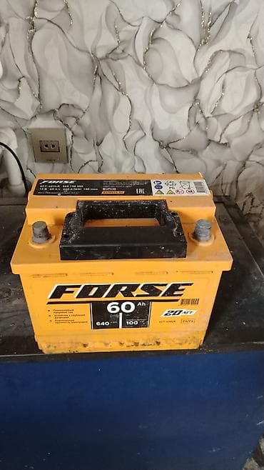 FORSE markalı, 12V gərginliyə və 60Ah tutuma malik akkumulyator. Bu