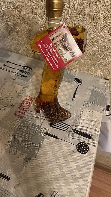 Ət məhsulları: İtaliya temalı, çəkmə formasında şüşə qabda ədviyyatlı zeytun yağı — 1