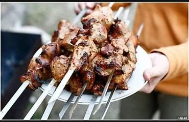 Merdekan.Buzovna .erazisinde kababci iswi axdariaam. etlerin dogramasi