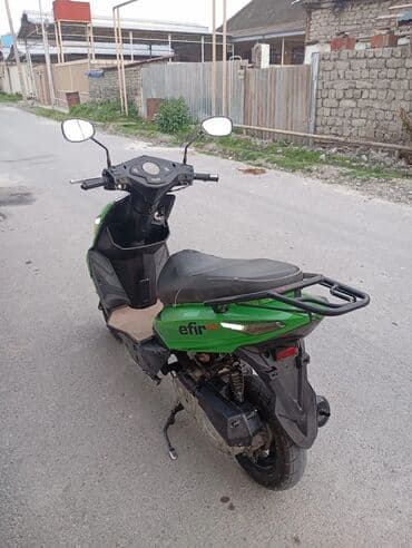 mercedes yan guzguler: Yaşıl-qara rəngli “efir” markalı skuter. Xüsusiyyətlər: - Şəhər içi — 4