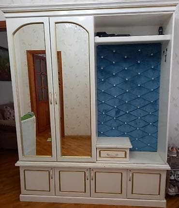 iskaf: Dehliz dolabi.qiymet 180 man.olcu 1.80/2.20/40. unvan — 1