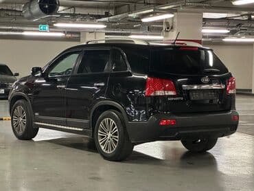 kreditle maşin: Qara rəngdə olan Kia Sorento avtomobilinin salonu. Sükan dəri örtüyə — 9