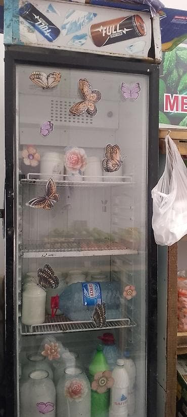 Avadanlığın icarəsi: Satılır: Şüşə qapılı, dik tipli vitrin soyuducu Xüsusiyyətlər: - — 3