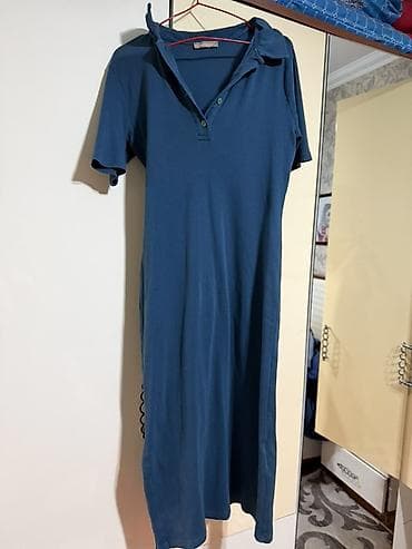 Tünd mavi rəngdə polo üslublu uzun qadın paltarı. - Qısaqol, yumşaq