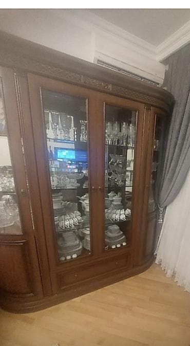 Klassik üslubda böyük vitrin-bufet - Material: ağac karkas, təbii