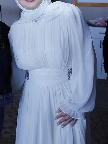 xinayaxdi: Ağ rəngli, qapalı üslubda ziyafət/nişan gəlinliyi. - Uzun, axıcı — 2