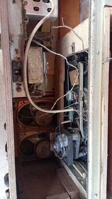 maşın kolleksiyası: RETRO “Rekord” stolüstü radio-grammofon - Korpus: taxta kabinet, ön — 6