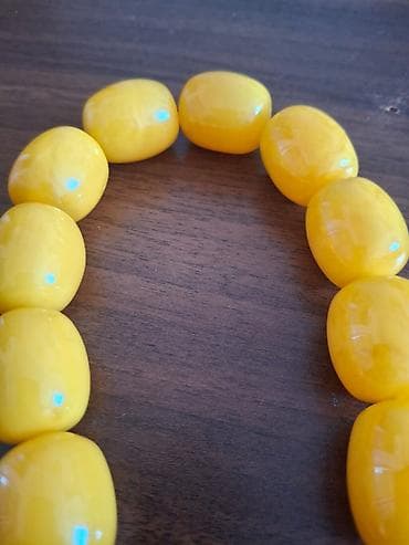 bujuterya: İri təsbeh – kəhrəbanın oxşarı (imitasiya), kəhrəba deyil. - Rəng — 3